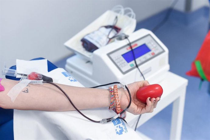 Archivo - Una persona dona sangre