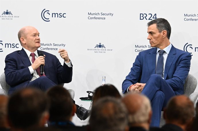 El president del Govern, Pedro Sánchez (d), intervé en el panell 'Fortifying the Foundation of Transatlantic Security', en el marc de la Conferència de Seguretat de Munic, a 14 de febrer del 2026, a Munic (Alemanya).