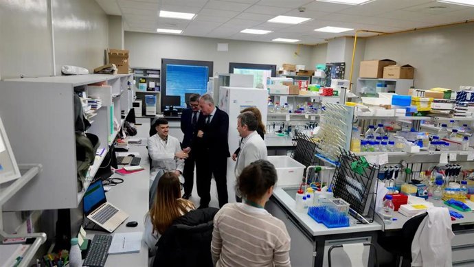 El alcalde de Sevilla, José Luis Sanz, en su visita al Centro Andaluz de Biología Molecular y Medicina Regenerativa (Cabimer).