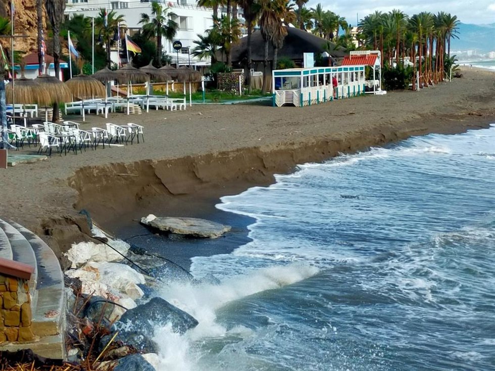 La alcaldesa de Torremolinos cifra en casi 700.000 euros los daños provocados por los temporales en las playas
