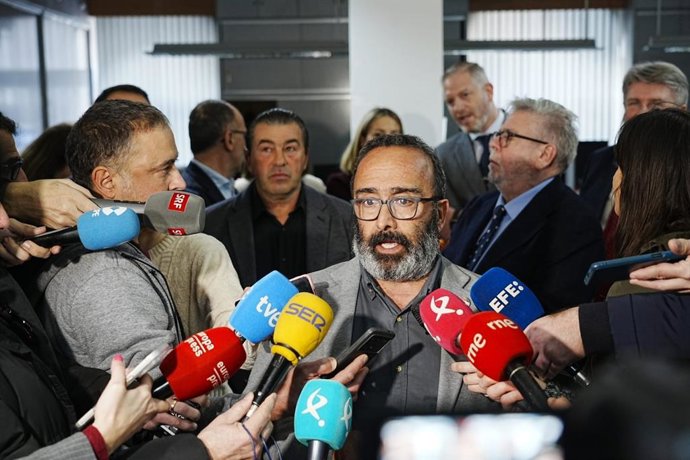 El presidente de la Diputación de Cáceres, Miguel Ángel Morales, atiende a los medios tras una reunión con eurodiputados con motivo de la visita a Extremadura por el cierre de la Central Nuclear de Almaraz