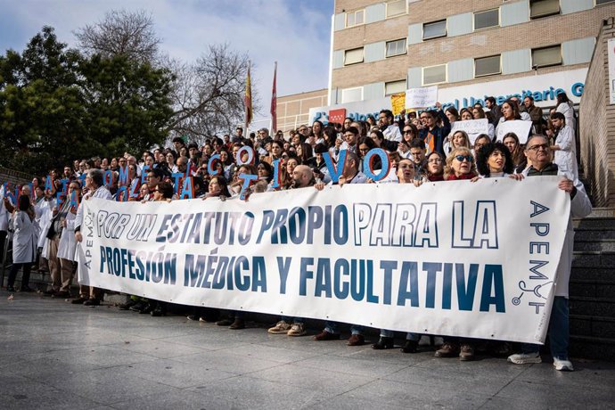 Decenas de médicos y personal sanitario durante una concentración, frente al Hospital Gregorio Marañón, en la primera jornada de huelga general del sector médico a 16 de febrero de 2026, en Madrid (España).