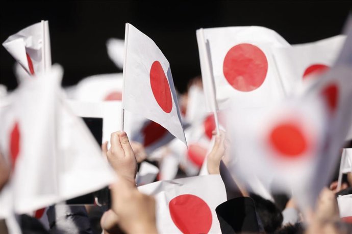 Archivo - Banderas de Japón en la conmemoración del cumpleaños de emperador Naruhito.