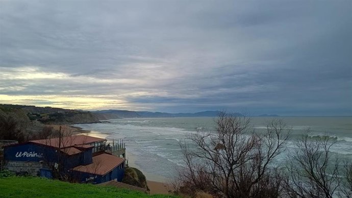 Cielos nublados en la costa vasca.