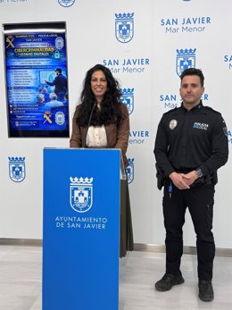 La concejala de Policía, Alba Sánchez, acompañada por un agente de policía tutor, presenta la charla