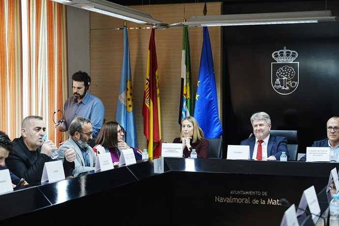 La presidenta extremeña en funciones, María Guardiola, con la delegación de eurodiputados del Parlamento Europeo