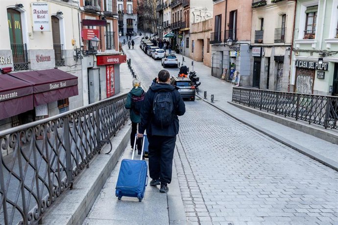 Turistas en las proximidades de la plaza de Isabel II (zona de Ópera), a 8 de febrero de 2026, en Madrid (España). Según el Instituto Nacional de Estadística (INE), el turismo se convirtió en 2025 en uno de los principales sectores económicos de Madrid y 