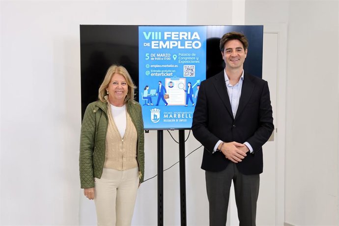 La alcaldesa, Ángeles Muñoz, acompañada por el director general del ramo, Alejandro Freijo, ha dado a conocer este lunes las últimas novedades de la feria de empleo.