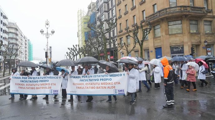 Varias personas durante la manifestación para protestar por el estatuto marco propuesto por el Ministerio de Sanidad