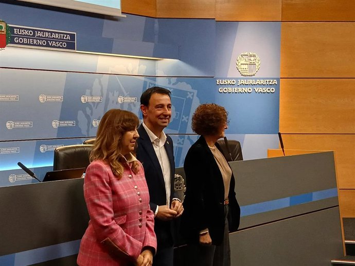 El vicelehendakari y consejero de Economía, Trabajo y Empleo, Mikel Torres, junto a la viceconsejera de Trabajo, Elena Pérez Barredo, y la subdirectora de la Inspección de Trabajo, Iciar González.