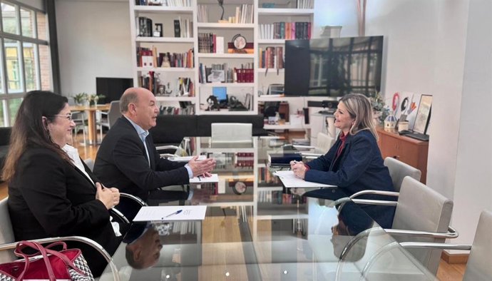 La consellera Carmen Ortí es reunix amb el president del Consell Escolar de la Comunitat Valenciana