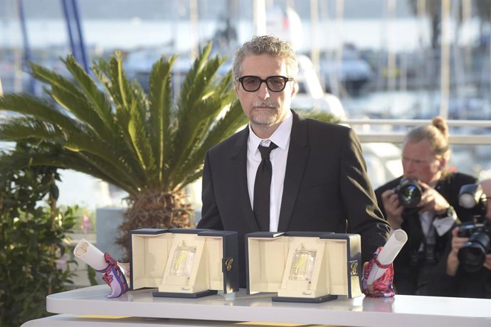 Archivo - El director Kleber Mendonça Filho recibe el Premio a Mejor Director y Premio FIPRESCI antes de la gala de clausura del Festival de Cannes 2025, a 24 de mayo de 2025, en Cannes (Francia). El Festival de Cannes celebra este año su 78ª edición, que