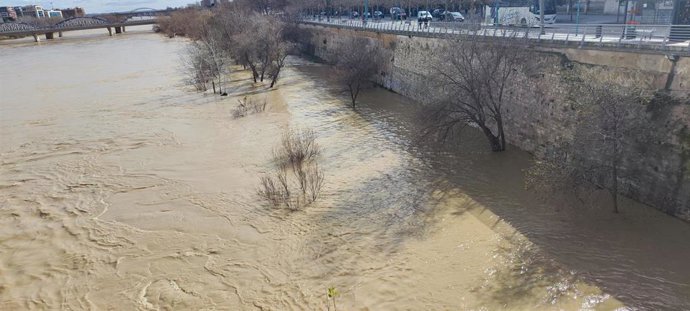 Vista del río Ebro este lunes 16 de febrero desde elpuente de Piedra de Zaragoza.