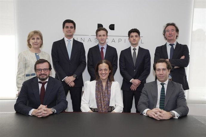 Izquierda a derecha. De pie: Eulalia Dominguez, Enrique Alonso, Beñat Iguiñiz, Germán García, Miguel Garrido (Real Assets). Sentados: Gregorio Herrera (Real Assets), Cristina Moreno, Borja de Luis (Head of Dunas Capital Alternatives and Infrastrutures)