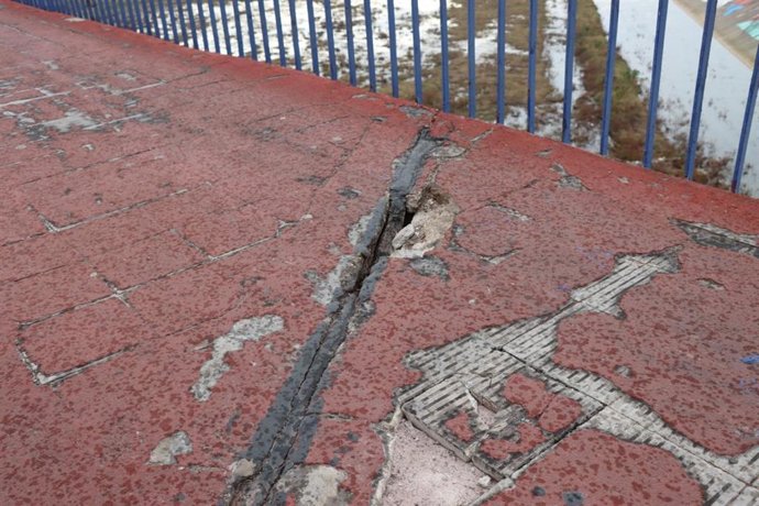 Xirivella denuncia la greu deterioració de la passarel·la sobre el Turia que connecta amb el barri de la Llum i la ciutat