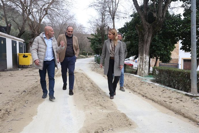 La presidente de la Diputación de Cádiz, Almudena Martínez, visita la localidad de Alcalá del Valle, junto a su alcalde, Rafael Aguilera (1i), para interesarse por los daños y necesidades del municipio que el tren de borrascas ha provocado en la zona. 