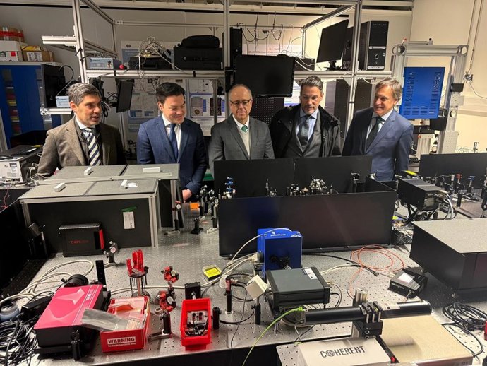 Visita del alcalde al Centro de Láseres Pulsados.