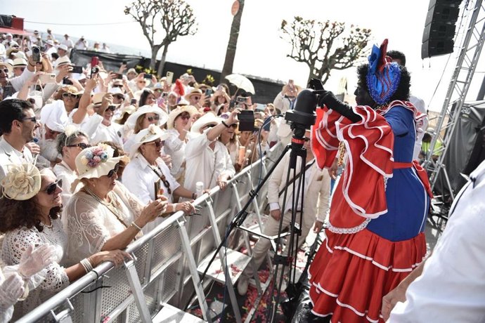 La Negra Tomasa disfruta con los indianos en el Carnaval de Santa Cruz de La Palma