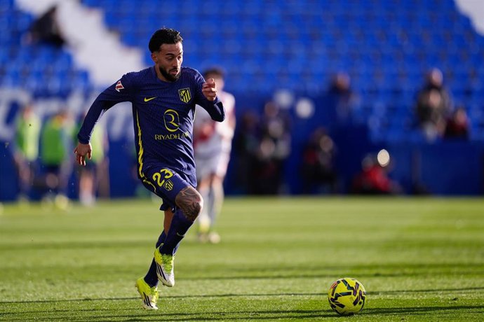 El argentino Nico González (Atlético de Madrid), ante el Rayo Vallecano en el partido de LaLiga EA Sports 2025-26 disputado en Butarque.