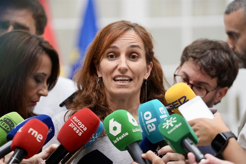 Archivo - La ministra de Sanidad, Mónica García, atiende a los medios tras una reunión mantenida con la presidenta de Amama Sevilla, Ángela Claverol. A 30 de octubre de 2025 en Sevilla. (Foto de archivo).