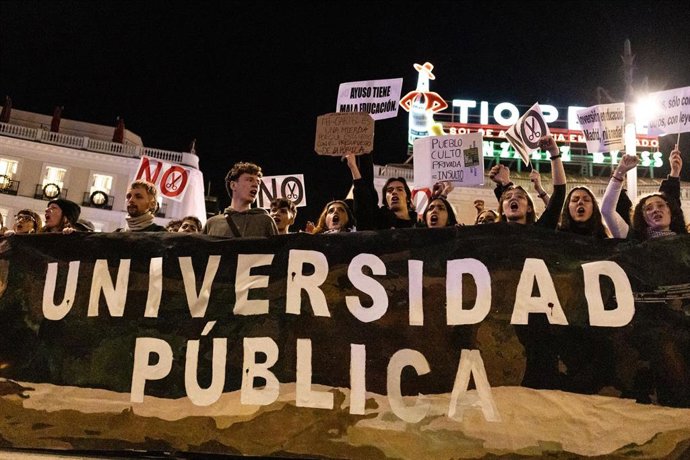 Archivo - Decenas de personas durante la manifestación universitaria por la educación pública, a 27 de noviembre de 2025, en Madrid (España). 