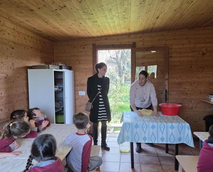 La segunda teniente de alcalde y regidora de Servicios Sociales, Educación, Participación Ciudadana, Juventud e Igualdad, Lourdes Roca, durante su visita a la 'Granja Escola Jovent', a lunes 16 de febrero de 2026.