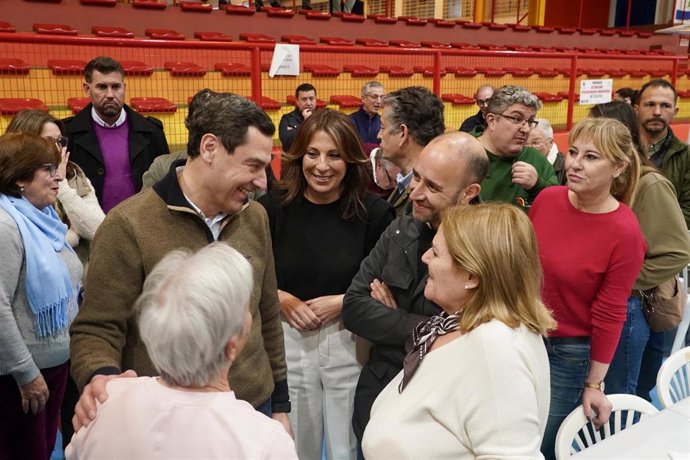 El presidente de la Junta de Andalucía, Juanma Moreno conversa con afectados de Grazalema. A 15 de febrero de 2026 en Ronda, Málaga (Andalucía, España). (Foto de archivo).