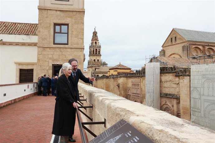 Del Pozo, junto al delegado del Gobierno andaluz en Córdoba, Adolfo Molina, en el mirador del CIR de la Mezquita, frente a las cubiertas del monumento.