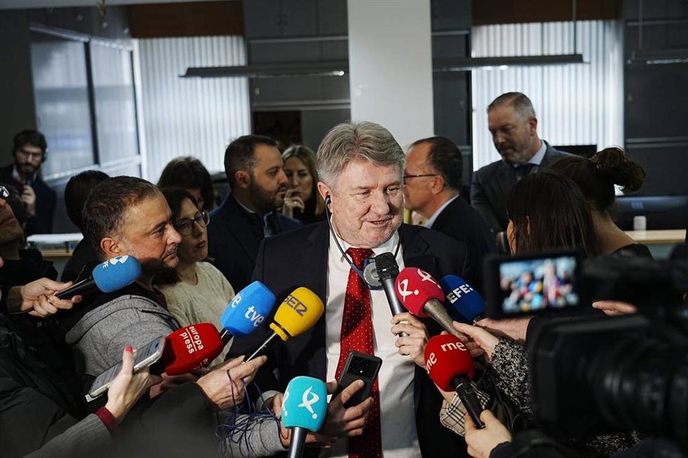 El eurodiputado Bogdan Rzonca atiende a los medios en el marco de su visita a la zona de la Central Nuclear de Almaraz