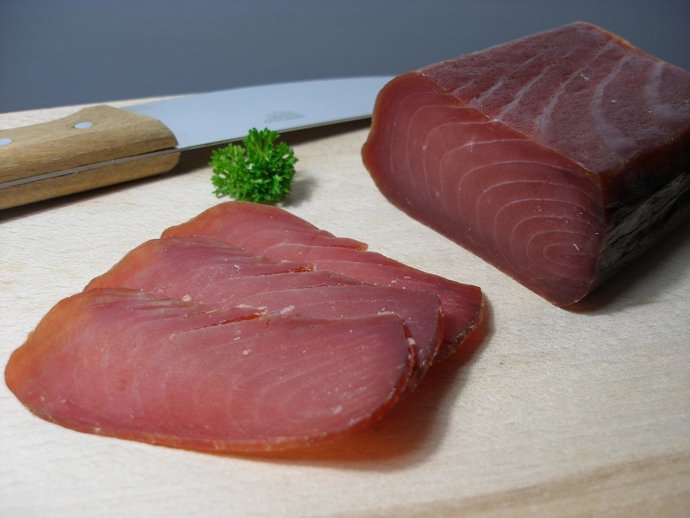 Investigadores andaluces confirman que la mojama envasada al vacío y refrigerada mantiene todas sus propiedades medio año.