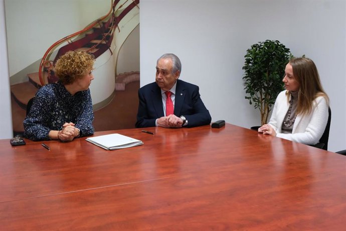 El presidente de la Cámara de Barcelona en el Baix Llobregat, Carles Guilera, y la alcaldesa de Sant Joan Despí, Belén García, durante una reunión para abordar retos conjuntos.