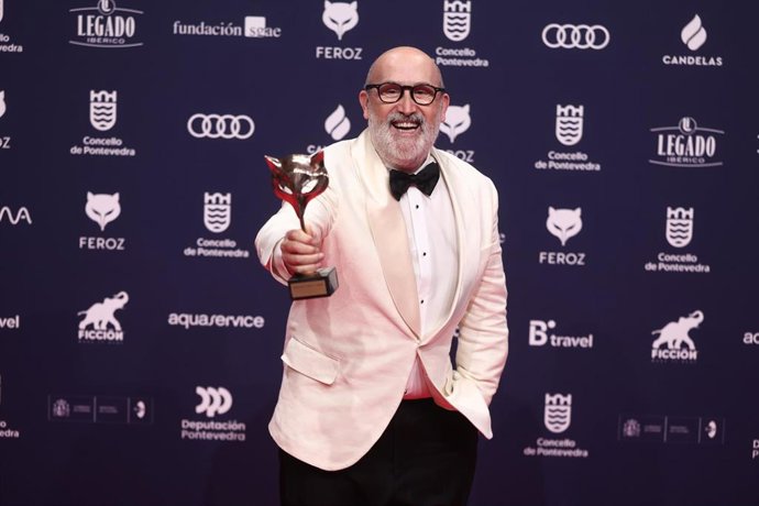El actor Javier Cámara posa con el Premio a Mejor Actor Protagonista de una Serie por 'Yakarta'  en la alfombra roja de los premiados en los Premios Feroz 2026