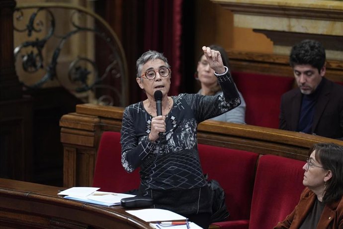 La consellera de Salud, Olga Pané, interviene durante una sesión de control al Govern.