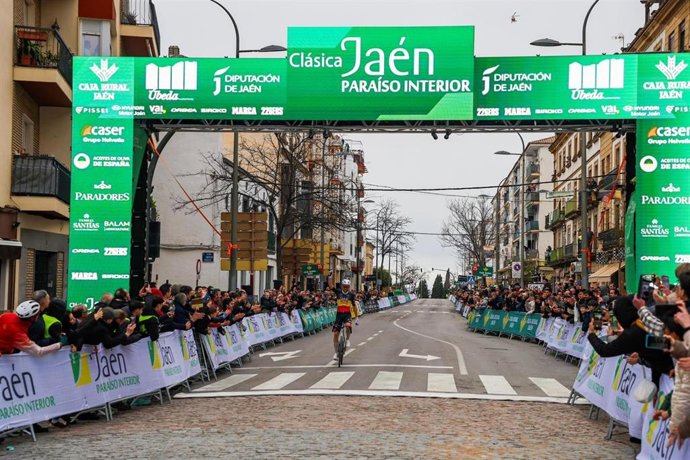 El belga Tim Wellens se reconcilia con la Clásica de Jaén y gana su primera 'Aceituna de Oro'.