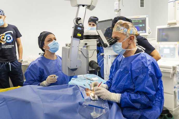 Operación en directo durante el congreso FacoElche