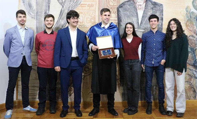 La Junta Directiva de la Asociación de Biotecnólogos de León (ABLe) con el investigador César de la Fuente (centro).