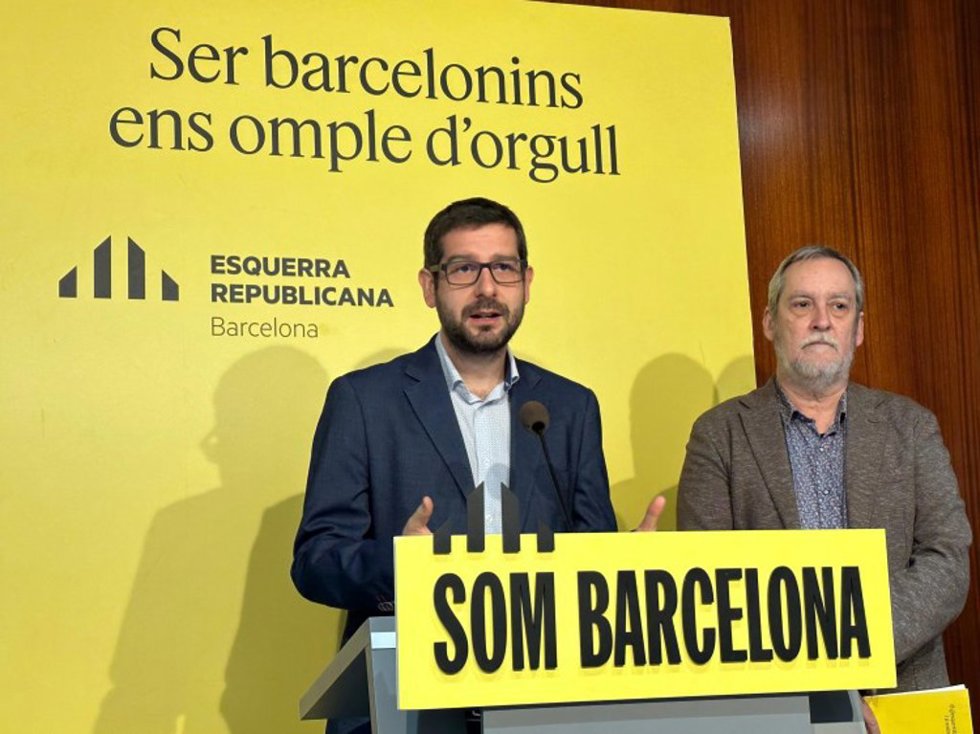 Archivo - El portavoz de ERC en Barcelona, Jordi Castellana, junto al concejal Jordi Coronas, en rueda de prensa.