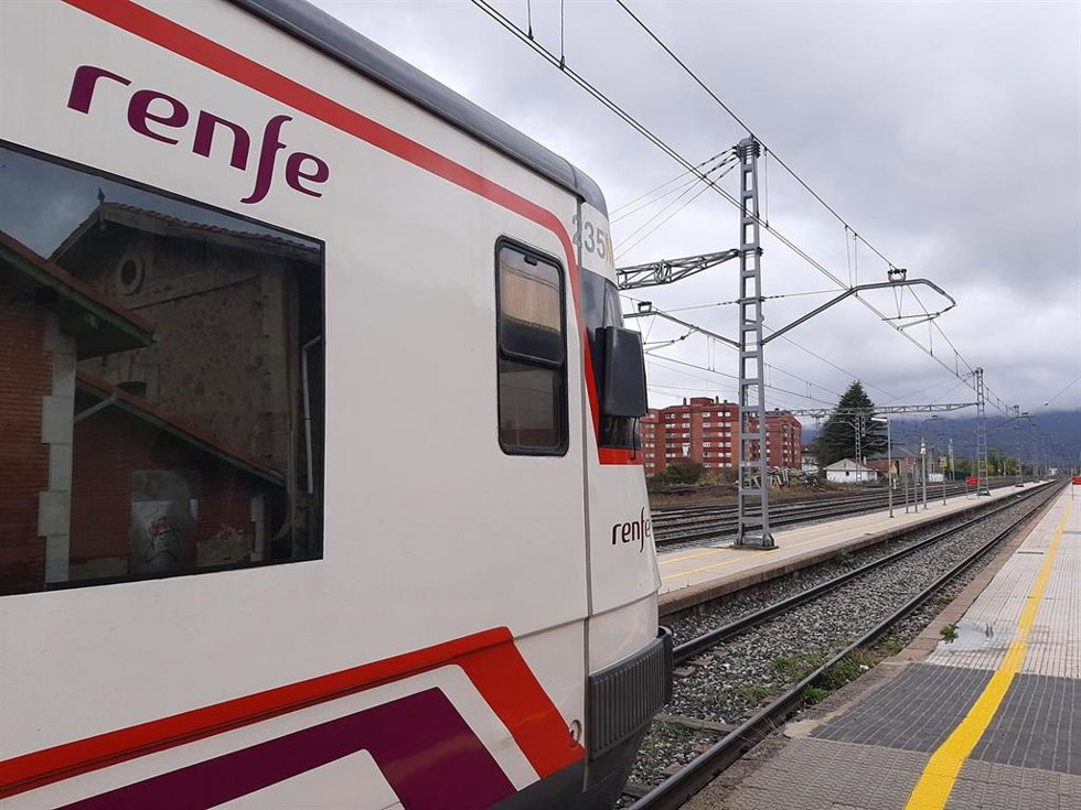 Archivo - Tren de Renfe en la estación de Reinosa