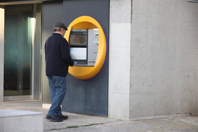 Archivo - Asesores, cajeros y gestores bancarios son el principal tema de conversación en redes sociales en España.