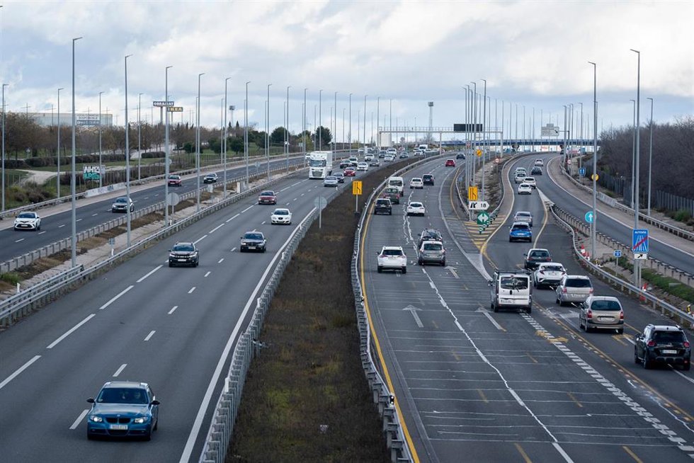 Archivo - Decenas de vehículos en una carretera española.
