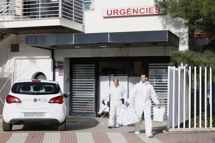 Agentes trabajan en el centro de salud de Benicàssim