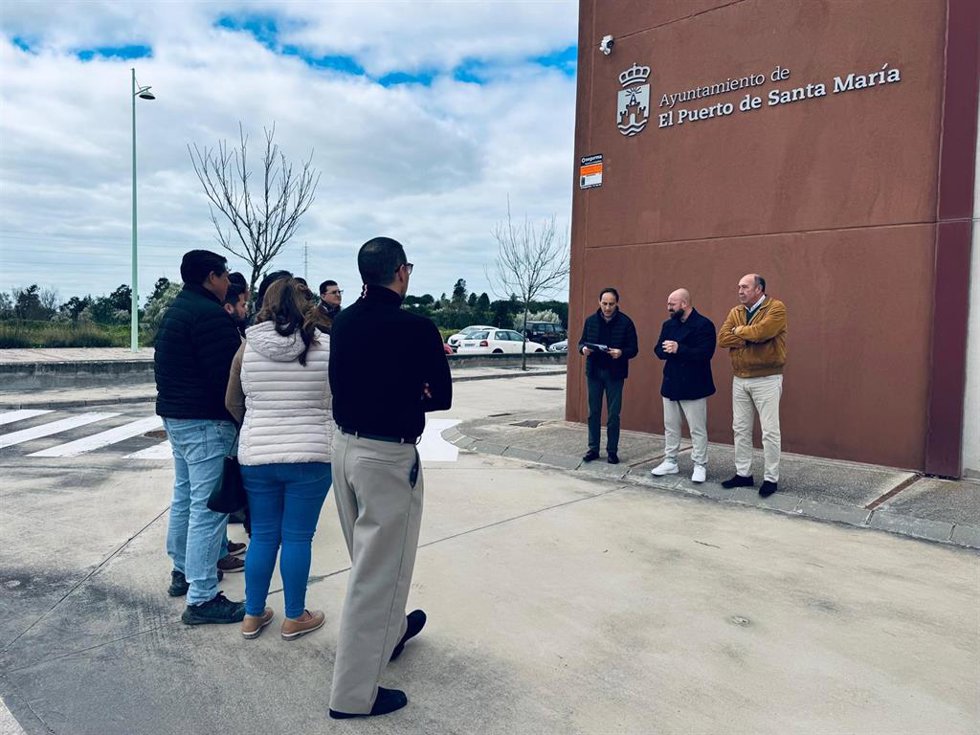 El alcalde de El Puerto de Santa María (Cádiz), Germán Beardo,  y el concejal de Empresas y Autónomos, Carmelo Navarro, en la entrega este lunes de las llaves a los siete proyectos empresariales que se incorporan al Vivero de Empresas Municipal.