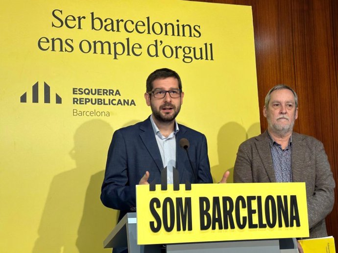 Archivo - El portaveu d'ERC a Barcelona, Jordi Castellana, amb el regidor Jordi Coronas