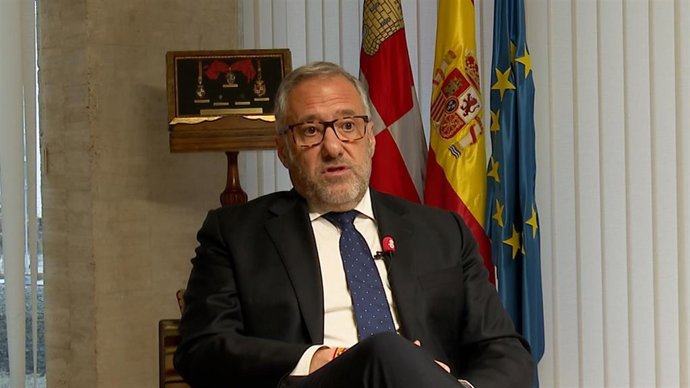 Archivo - El candidato de Vox a la Presidencia de la Junta, Carlos Pollán, en una imagen de archivo durante una entrevista a Europa Press.