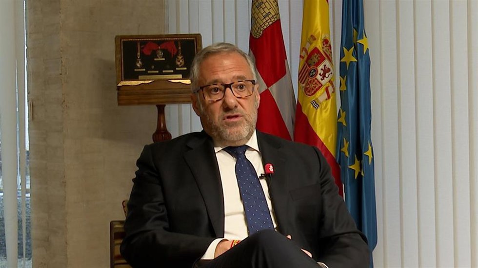 Archivo - El candidato de Vox a la Presidencia de la Junta, Carlos Pollán, en una imagen de archivo durante una entrevista a Europa Press.