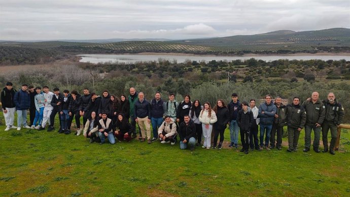 Martínez (centro), con técnicos de su delegación, agentes mediambientales y alumnos del IES Casiana Muñoz Tuñón, ante la Laguna de Zóñar.