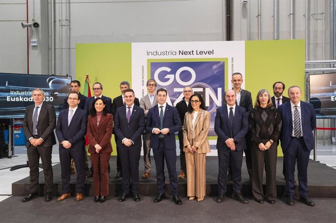 Imanol Pradales, Mikel Jauregi, Ana Villate, Carlos Alzola, Eva Azoulay, Ekain San José, Pedro Rodriguez, Norberto Lopez de Lacalle, Guillermo Celaya y Jean Philippe Aguerre, entre otros, en ITP Aero en Zamudio.