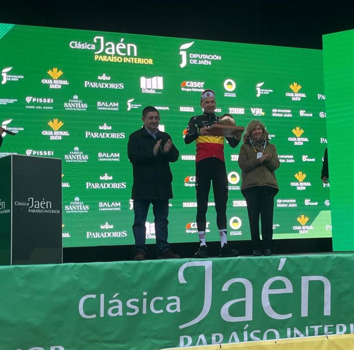 Francisco Reyes y Antonia Olivares, junto al ganador de la V Clásica Jaén Paraíso Interior, Tim Wellens.