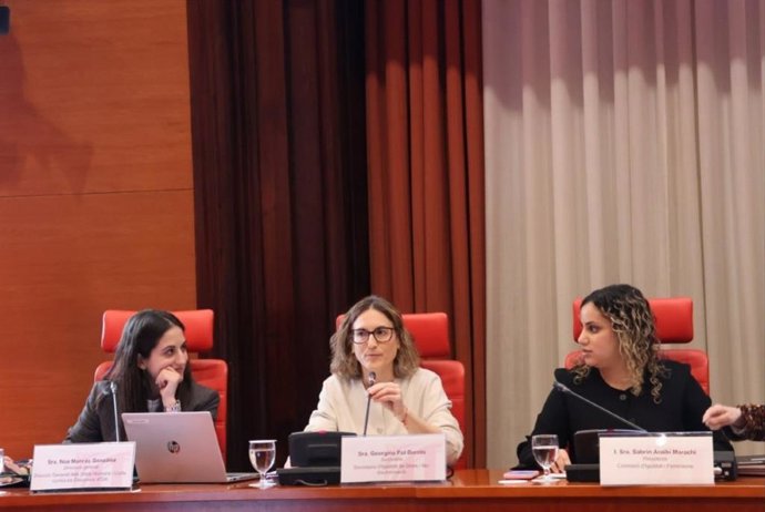 A secretària d'Igualtat de Drets i No discriminació Gina Pol i la directora general de Drets Humans i Lluita contra els discursos de l'odi Noa Monràs, en el Parlament