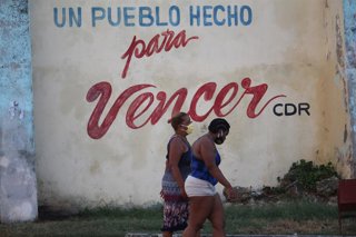 Archivo - Arxiu - Dos dones amb mascaretes a Cuba durant la pandèmia de coronavirus